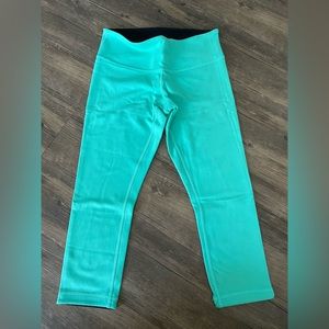Women’s reversible aqua/teal & black size 8 Lululemon crop leggings